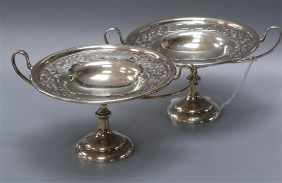 A pair of Edwardian pierced silver pedestal dishes, by Goldsmiths & Silversmiths Co, London 1906,